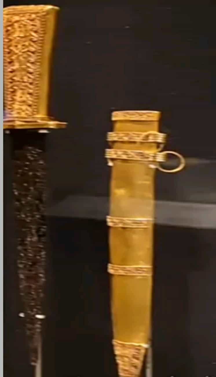 خنجر مع الفمد